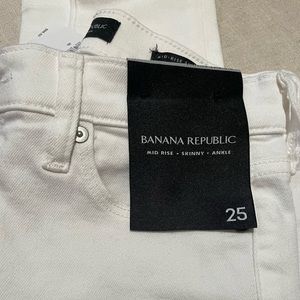 Super cute Banana Republic white jeans. They are mid-rise-skinny-ankle.